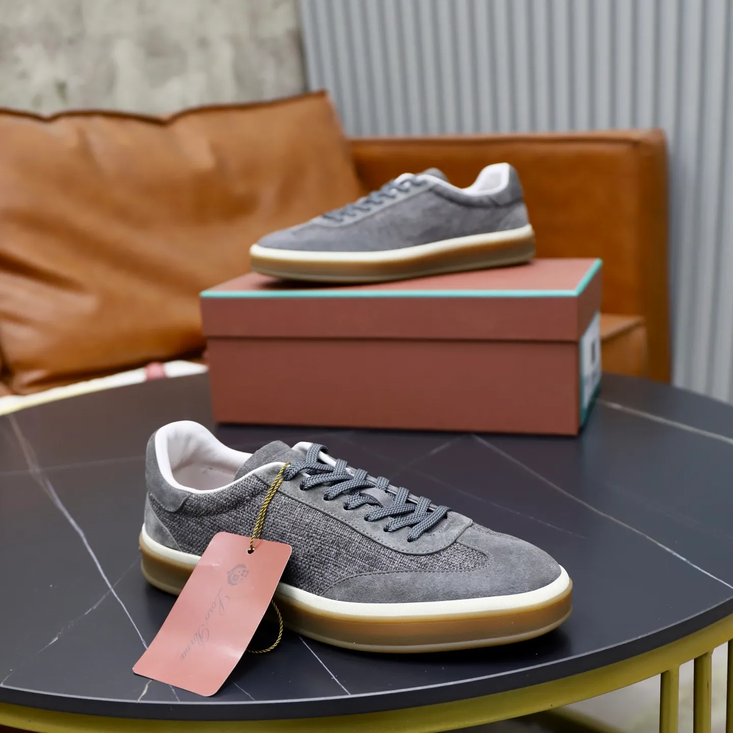 Ex-factory price: 540💰Loro Riana men’s moral training sneakers! Made from high-quality materials and designed in a low-cut silhouette, it offers an elegant and stylish look that's suitable for year-round wear. The unique double-layer sole aesthetic design, caramel cup-shaped outsole is decorated with off-white rubber trim, creating an attractive color combination. Pair with tailored pieces or jeans for a sophisticated yet casual look. The heel is decorated with soft cow leather tongue with Kummel color inserts and cotton laces with embossed LP logo. Upper: cow split suede stitching knitted fabric. Lining: original thickened soft sheepskin. Size: 38-39-40-41-42-43-44 (customized in 45.46)